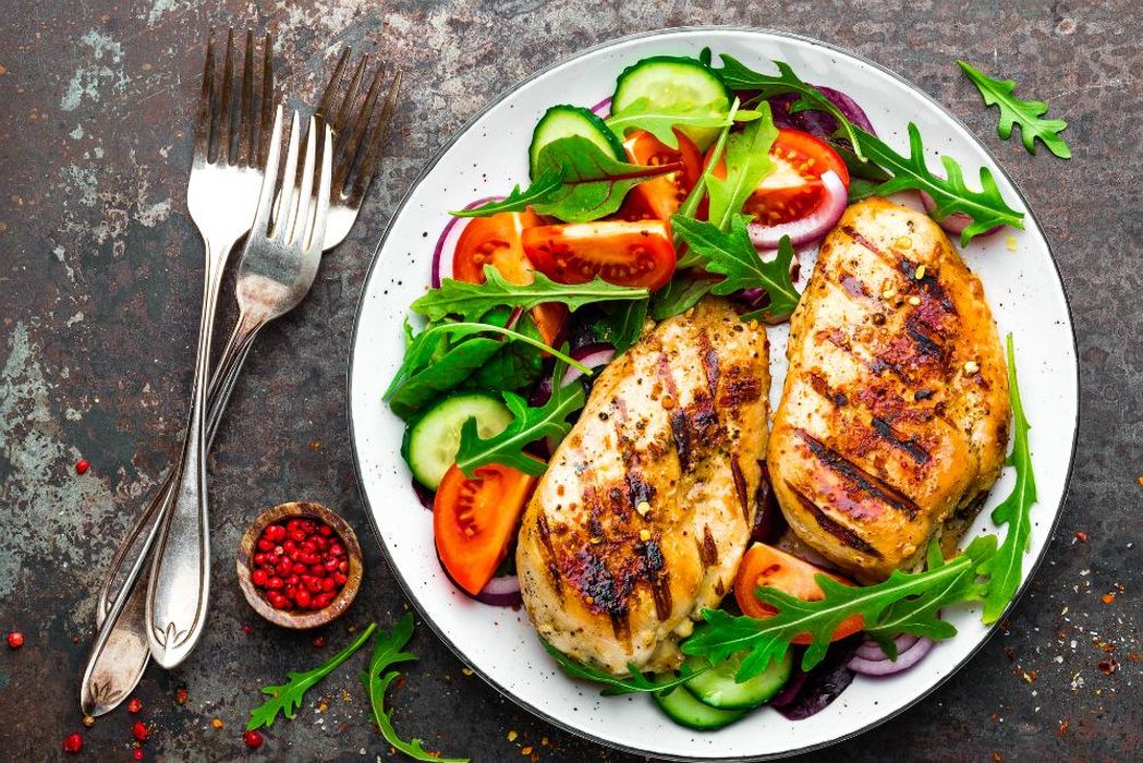 Pechuga de pollo a la plancha con ensalada
